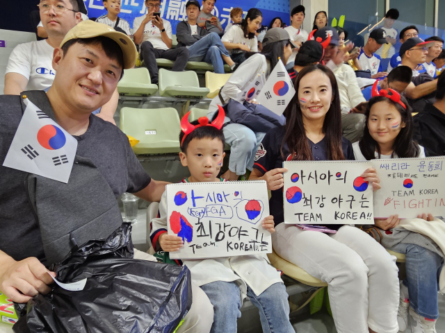 2일 2022 항저우 아시안게임 야구 조별 예선 한국과 대만의 경기가 열린 중국 샤오싱 야구장에는 많은 국내외 야구팬들이 경기장을 방문해 한국의 승리를 응원했다. 중국 쑤저우에 거주 중인 이승아(오른쪽 두번째) 씨는 남편·딸·아들과 함께 롯데 자이언츠 유니폼을 입고 경기장을 방문해 롯데 박세웅·나균안·윤동희의 활약을 응원했다. 샤오싱=김한수 기자 hangang@