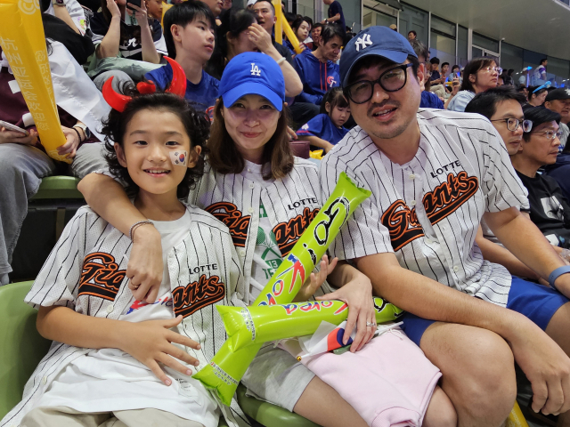 2일 중국 샤오싱 야구장에서 열린 2022 항저우 아시안게임 야구 조별예선 한국과 대만의 경기에는 롯데 자이언츠를 비롯한 한국프로야구(KBO) 리그 10개 구단의 유니폼을 입은 국내 야구팬들이 경기장을 직접 찾아 경기를 지켜봤다. 중국 상해에서 한 대기업 주재원으로 근무 중인 김경환(오른쪽) 씨는 아내·아들과 함께 롯데 자이언츠 유니폼을 입고 야구장을 방문했다. 샤오싱=김한수 기자 hangang@