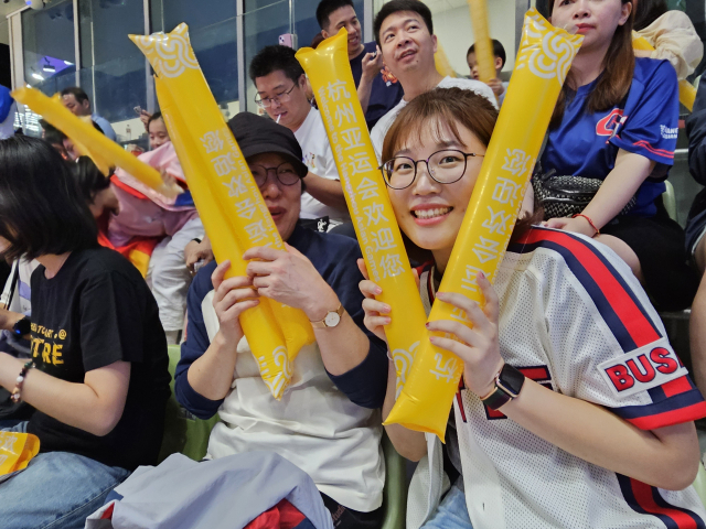 2일 2022 항저우 아시안게임 야구 조별 예선 한국과 대만의 경기가 열린 중국 샤오싱 야구장에는 많은 국내외 야구팬들이 한국의 승리를 응원했다. 중국 상해에서 직장 생활 중인 이주현(오른쪽) 씨는 롯데 자이언츠 챔피언 유니폼을 입고 어머니와 함께 경기장을 찾아 롯데 선수들을 응원했다. 샤오싱=김한수 기자 hangang@
