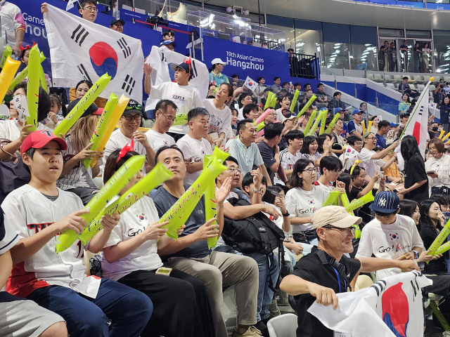 2일 오후 6시 30분(현지시간) 중국 항저우 인근 샤오싱 야구장에서는 2022 항저우 아시안게임 야구 조별예선 한국과 대만의 경기가 열렸다. 한국을 응원하는 야구팬들이 태극기를 들고 열띤 응원을 펼치고 있다. 샤오싱=김한수 기자 hangang@