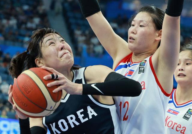 2022 항저우 아시안게임에 출전한 한국 농구 여자 대표팀은 2일 열린 필리핀과의 8강전에서 93-71 대승을 거두고 4강전에 진출했다. 사진은 앞서 열린 북한과의 경기 당시 모습. 연합뉴스