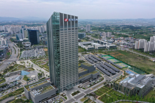 한국전력공사가 2022년 상반기를 끝으로 비장애인 대상 체험형 인턴 모집을 멈추고, 체험형 인턴 정원을 모두 장애인으로 채용하고 있는 것으로 나타났다. 사진은 전남 나주시 한국전력공사 본사 전경. 부산일보DB