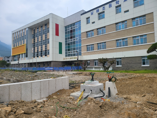 경남 남해군 남해읍 남해초등학교 운동장 조성 공사 모습. 3m 높이의 방음·방진벽이 설치돼야 하지만 지켜지지 않았다. 김현우 기자