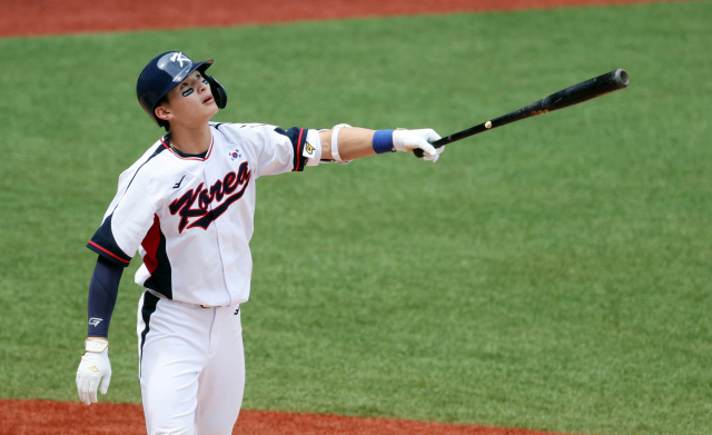 3일 중국 저장성 항저우 인근 사오싱 야구·소프트볼 스포츠센터 제2구장에서 열린 2022 항저우 아시안게임 야구 조별리그 B조 대한민국과 태국의 경기에서 윤동희가 타격 뒤 자신의 공을 바라보고 있다. 윤동희는 조별리그 3경기에서 12타수 7안타의 맹타를 휘두르며 대표팀의 중심 타자로 역할을 하고 있다. 연합뉴스