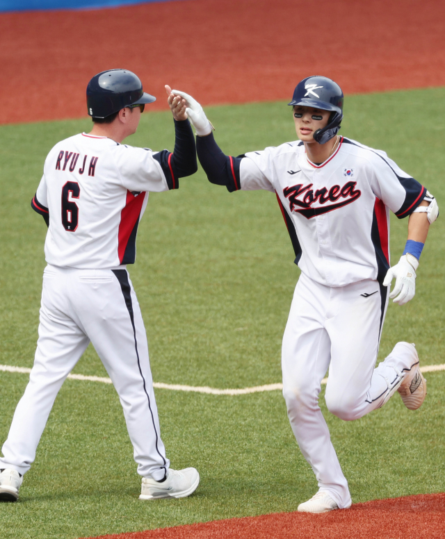 3일 중국 저장성 항저우 인근 사오싱 야구·소프트볼 스포츠센터 제2구장에서 열린 2022 항저우 아시안게임 야구 조별리그 B조 대한민국과 태국의 경기에서 윤동희가 2회말 솔로 홈런을 치고 3루 코치와 하이파이브를 하고 있다. 연합뉴스