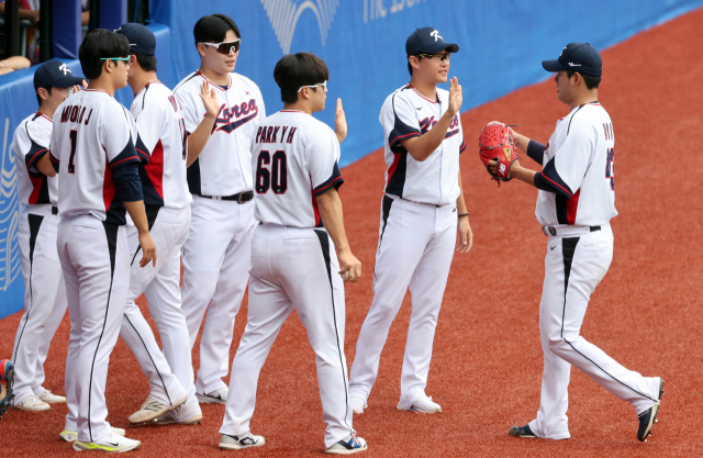 3일 중국 저장성 항저우 인근 사오싱 야구·소프트볼 스포츠센터 제2구장에서 열린 2022 항저우 아시안게임 조별리그 B조 대한민국과 태국의 경기에서 나균안(오른쪽)이 선발 등판해 1회초를 무실점으로 막은 뒤 롯데 팀 선배인 박세웅(오른쪽 두번째) 등 동료들에게 환영을 받고 있다. 연합뉴스
