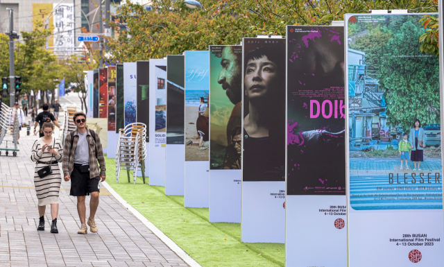 제28회 부산국제영화제(BIFF) 개막을 하루 앞둔 3일 오후 부산 해운대구 영화의전당 비프힐 앞 거리에 상영작을 소개하는 대형 입간판이 설치돼 영화제 분위기를 고조시키고 있다. 김종진 기자 kjj1761@
