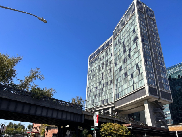 하이라인 공원이 관통하는 뉴욕 ‘더 스탠다드 하이라인’ 호텔. Grace Park 제공