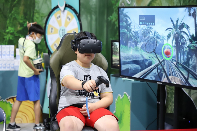 항노화힐링관 VR체험 중인 어린이. 산청군 제공