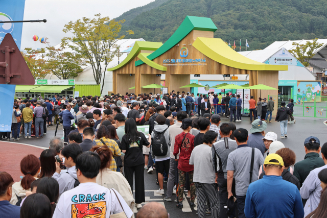 산청엑스포 개장 전 대기열 모습. 추석 연휴 기간 수십만 명의 인파가 몰렸다. 산청군 제공