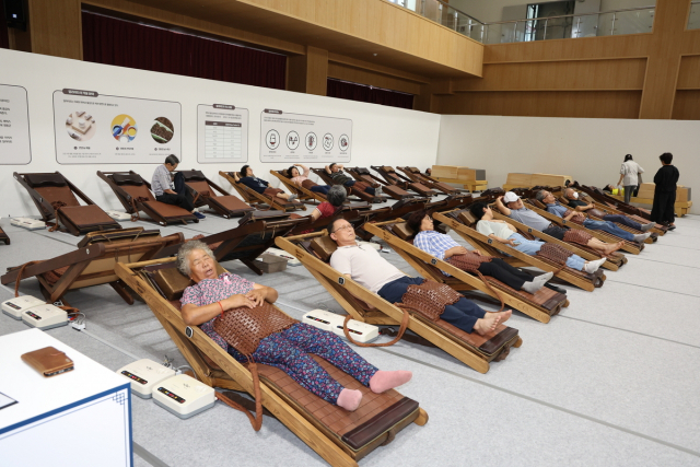 혜민서에서 의료기기를 체험하는 관람객 모습. 엑스포 기간 동안 체험관에는 꾸준히 인파가 몰렸다. 산청군 제공