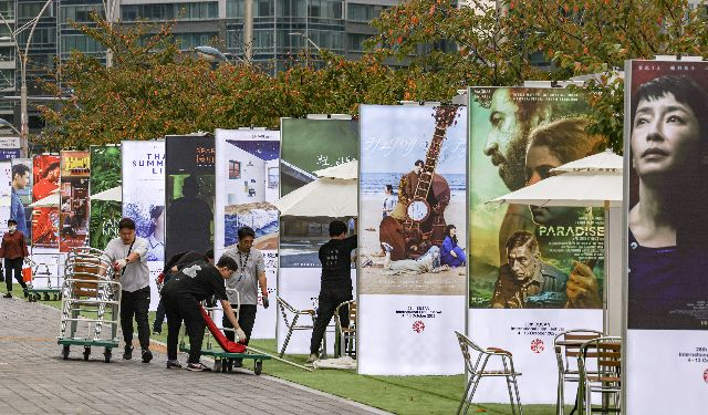 제28회 부산국제영화제(BIFF) 개막을 하루 앞둔 3일 오후 부산 해운대구 영화의전당 비프힐 앞 거리에 상영작을 소개하는 대형 입간판이 설치돼 영화제 분위기를 고조시키고 있다. 김종진 기자 kjj1761@ 2023.10.03 부산일보DB