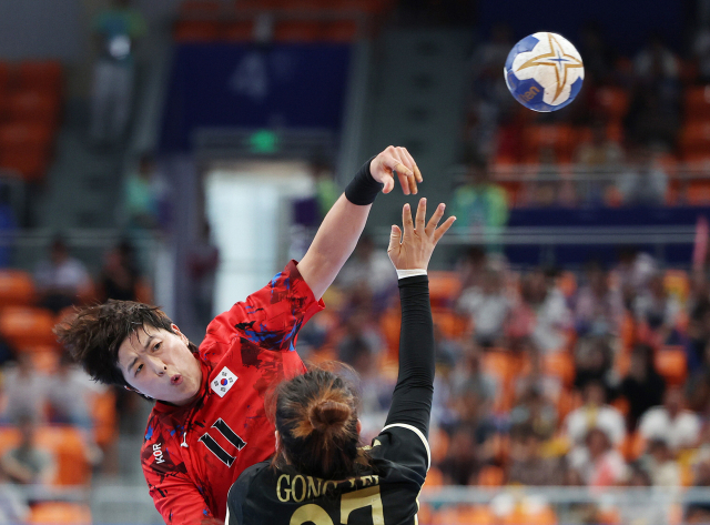 항저우 아시안게임 여자 핸드볼 준결승 중국과의 경기에서 류은희가 슛을 하고 있다. 연합뉴스