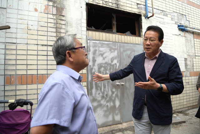 김진홍(오른쪽) 부산 동구청장이 지난달 27일 부산 목욕탕 폭발 화재 피해 가정을 방문해 위로의 말을 전하고 있다. 동구청 제공