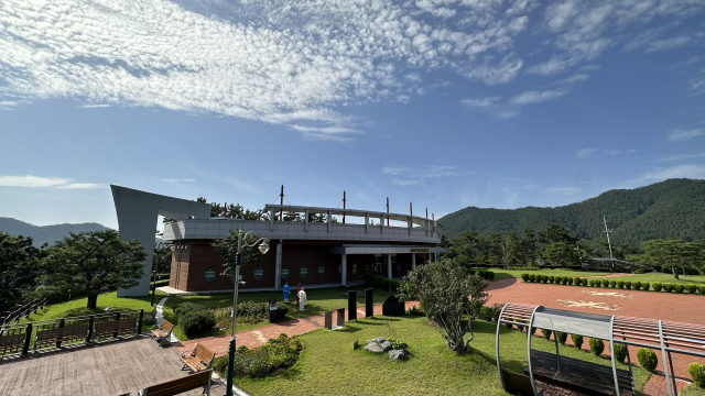 칠천량해전 대패의 아픔을 고스란히 전하는 경남 거제시 칠천도 ‘칠천량해전공원전시관’.