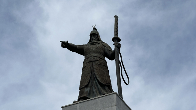 전국의 수많은 동상 중에서도 통영의 이순신 동상은 특별하다.