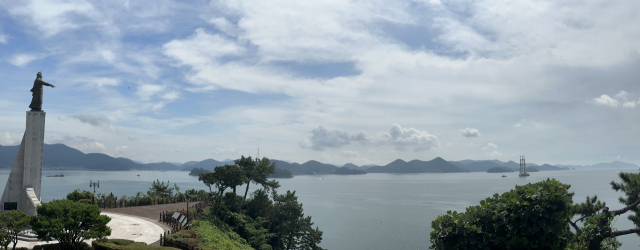 경남 통영시 이순신공원에 우뚝 선 충무공 동상(왼쪽)이 한산도대첩 역사의 현장인 한산도 앞바다를 가리키고 있다.