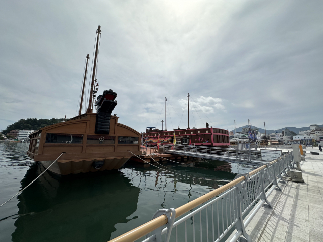 통영시 강구안에 접안된 거북선과 판옥선. 조선시대 군선의 내부를 살펴볼 수 있다.