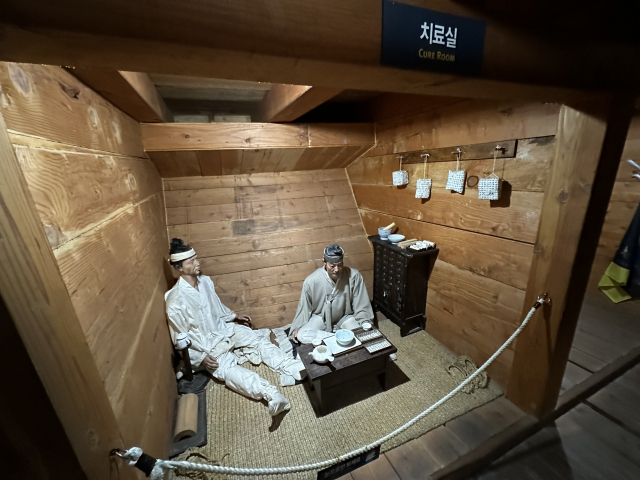 거북선 하부 공간의 치료실. 수면실·조리실 등 수군의 다양한 생활 공간이 배 하부에 있다.