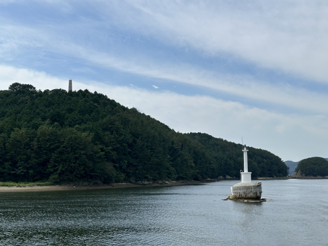 한산도 제승당선착장으로 가는 길에 만난 산 정상의 한산대첩 기념비와 거북선 등대