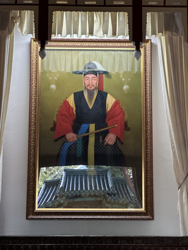 한산도 제승당 경내 충무사에 모신 이순신 장군의 영정.