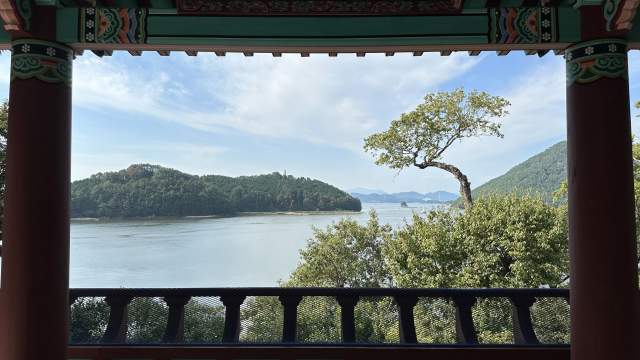 제승당 경내 수루에서 바라본 풍경이 액자 속 그림 같다. 바다 너머 산 정상에 ‘한산대첩 기념비’(가운데)가 보인다.