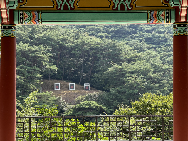 이순신 장군이 부하들과 함께 활쏘기를 연마한 활터(한산정)에서 바라본 과녁.