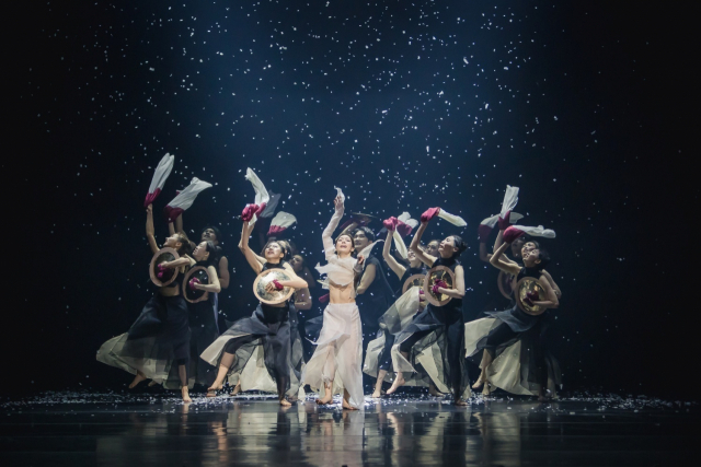 창원시는 전국무용인들의 축제인 ‘제32회 전국무용제’가 5일부터 14일까지 성산아트홀과 3·15아트센터에서 진행된다고 4일 밝혔다. 사진은 전국무용제 참가팀의 춤사위. 전국무용제 집행위원회 제공