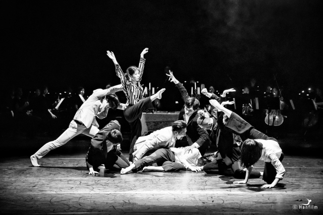 창원시는 전국무용인들의 축제인 ‘제32회 전국무용제’가 5일부터 14일까지 성산아트홀과 3·15아트센터에서 진행된다고 4일 밝혔다. 사진은 전국무용제 참가팀의 춤사위. 전국무용제 집행위원회 제공