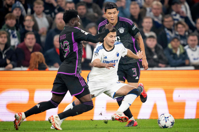 바이에른 뮌헨의 김민재(오른쪽)가 4일(한국시간) 덴마크 코펜하겐의 파르켄 스타디움에서 열린 2023-2024 유럽축구연맹(UEFA) 챔피언스리그(UCL) 조별리그 A조 2차전 FC코펜하겐과의 원정 경기에서 팀 동료 알폰소 데이비스(왼쪽)와 함께 코펜하겐 공격수의 드리블을 차단하고 있다. AFP연합뉴스