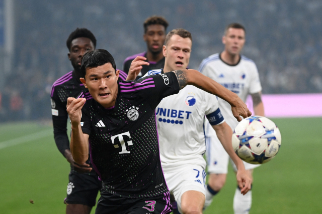 바이에른 뮌헨의 김민재가 4일(한국시간) 덴마크 코펜하겐의 파르켄 스타디움에서 열린 2023-2024 유럽축구연맹(UEFA) 챔피언스리그(UCL) 조별리그 A조 2차전 FC코펜하겐과의 원정 경기에서 공을 향해 달려가고 있다. AFP연합뉴스