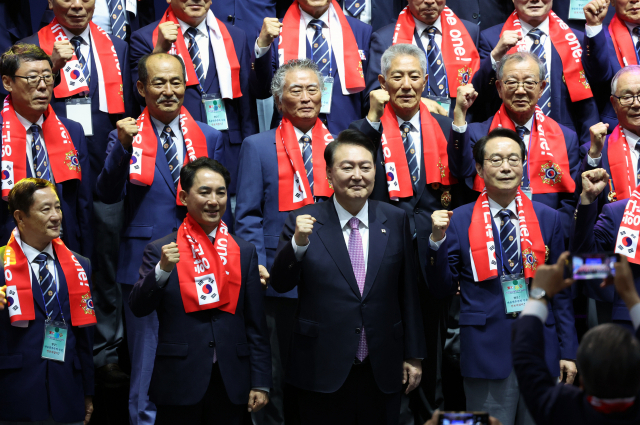 윤석열 대통령이 4일 서울 송파구 올림픽공원 올림픽홀에서 열린 재향군인회 창설 제71주년 기념식 및 전국 읍·면·동회장 총력안보 결의대회에서 참석자들과 기념촬영을 하고 있다. 연합뉴스