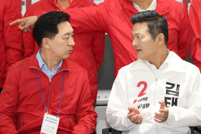 자넌 3일 국민의힘 김태우 강서구청장 보궐선거 후보 사무실이 위치한 서울 강서구 대방건설에서 열린 '국민의힘-한국공항공사 자회사 전국공항노동조합 간담회'에서 김기현 대표(왼쪽)와 김 후보가 대화하고 있다. 연합뉴스