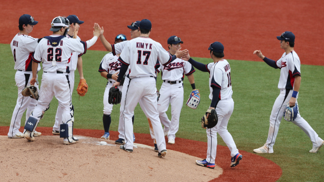 2022 항저우 아시안게임에 출전한 한국 야구 대표팀은 5일 오후 1시 일본과 슈퍼라운드 1차전 대결을 펼친다. 한국 야구 대표팀 선수들이 3일 조별리그 B조 태국과의 경기에서 승리한 뒤 하이파이브를 하고 있다. 연합뉴스