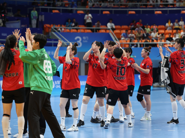 3일 중국 항저우 저장공상대학 스포츠센터에서 열린 2022 항저우 아시안게임 여자 핸드볼 준결승 중국과의 경기. 30-23으로 이긴 대한민국 선수들이 기뻐하고 있다. 연합뉴스
