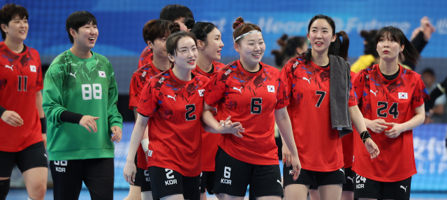 2022 항저우 아시안게임에 출전한 한국 여자 핸드볼 대표팀은 5일 중국 항저우 저장공상대 스포츠센터에서 일본과 대망의 결승전을 펼친다. 3일 중국과의 준결승 경기에서 30-23으로 이긴 대한민국 선수들이 기뻐하고 있다. 연합뉴스