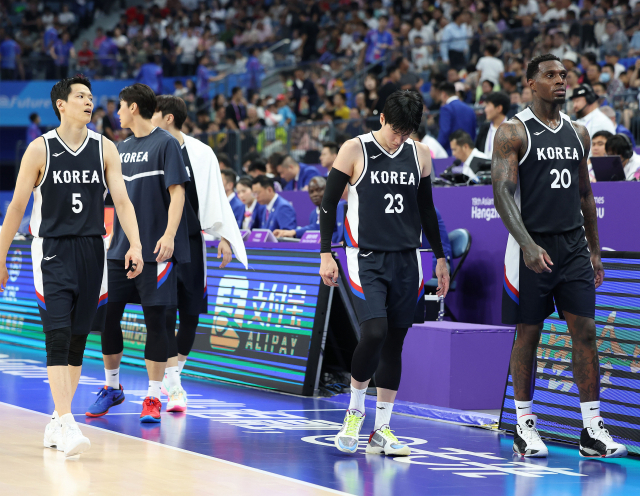 지난달 30일 중국 저장성 항저우의 올림픽 스포츠센터에서 열린 2022 항저우 아시안게임 남자 농구 조별리그 D조 대한민국과 일본의 경기에서 패배한 한국 선수들이 침통한 표정으로 경기장을 나서고 있다. 연합뉴스
