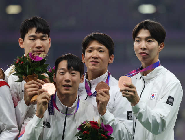 한국 육상 단거리 대표팀 고승환, 이재성, 김국영, 이정태(왼쪽부터)가 3일 중국 항저우 올림픽 스포츠센터에서 열린 2022 항저우 아시안게임 남자 400ｍ 계주 결선에서 값진 동메달을 차지한 뒤 시상식에서 메달을 들어 보이고 있다. 연합뉴스