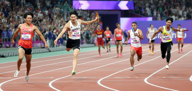 3일 중국 항저우 올림픽 스포츠센터에서 열린 2022 항저우 아시안게임 남자 400ｍ 계주 결선에서 한국 마지막 주자인 고승환(왼쪽 두 번째)이 3위로 결승선을 통과하고 있다. 한국 대표팀은 1986년 서울 아시안게임 이후 37년 만에 동메달을 따냈다. 연합뉴스