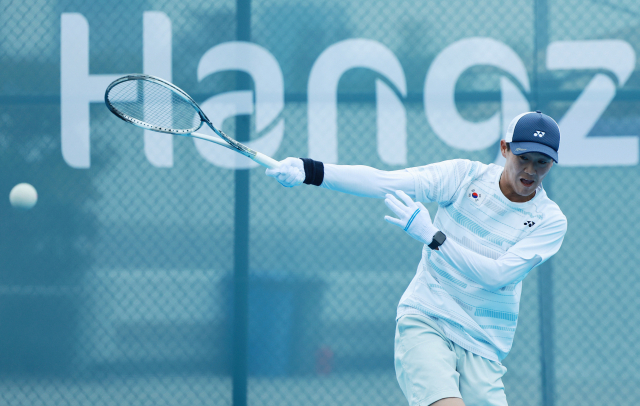 4일 중국 저장성 항저우의 올림픽 스포츠센터 테니스 코트에서 열린 2022 항저우 아시안게임 소프트테니스 남자 단체전 준결승에서 윤형욱이 일본 우에마츠 토시키를 상대로 경기를 펼치고 있다. 연합뉴스