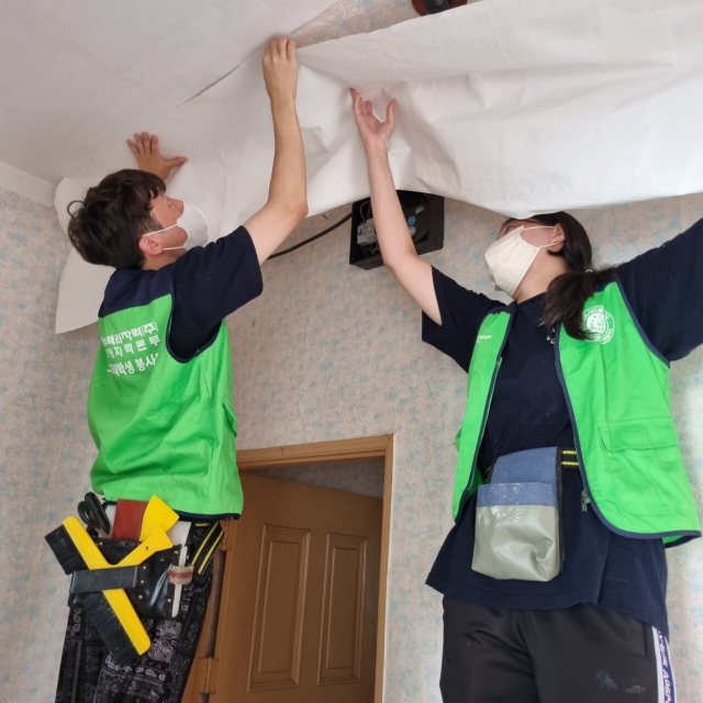 집수리에는 한 가구당 10명 정도의 인원이 배정된다. 오랜 활동과 경험으로 능숙한 선배들이 후배들과 조를 이뤄 기술과 노하우를 전수하며 협업하고 있다. ‘어썸’ 제공