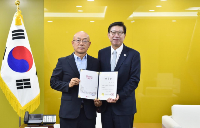 4일 오전 부산시청에서 박형준 부산시장이 나건 홍익대 국제디자인전문대학원 교수를 부산시 총괄 디자이너로 위촉했다. 부산시 제공