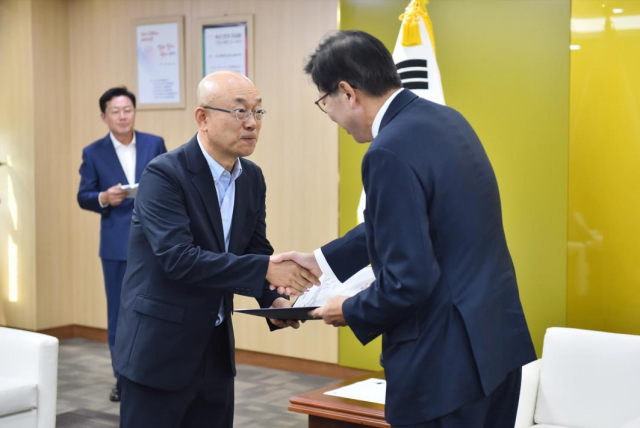 4일 오전 부산시청에서 박형준 부산시장이 나건 홍익대 국제디자인전문대학원 교수를 부산시 총괄 디자이너로 위촉했다. 부산시 제공