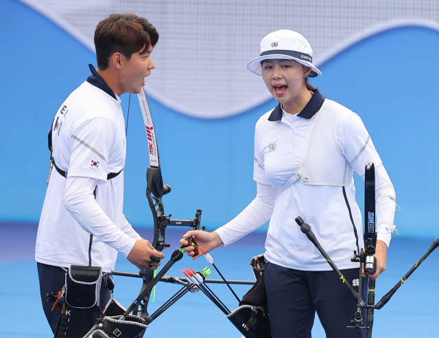 4일 중국 항저우 푸양 인후 스포츠센터에서 열린 2022 항저우 아시안게임 양궁 리커브 혼성전 결승에서 임시현과 이우석이 금메달을 땄다. 연합뉴스