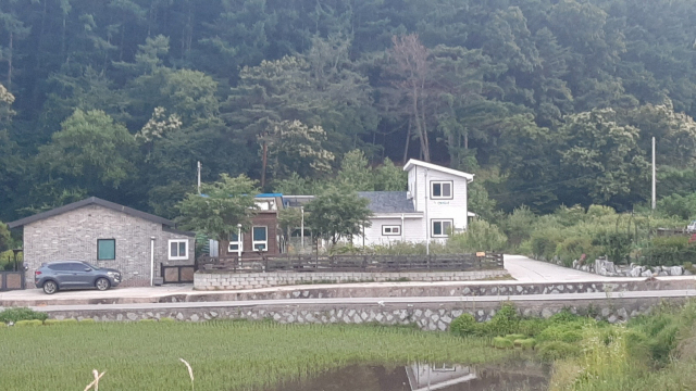 강화도 고려산 낙조대 적석사 아랫마을에 있는 우공책방. 우공책방 제공