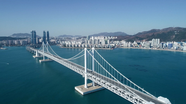 부산시의 국제관광도시 육성사업이 4년 차에 접어들어서도 차별화되는 콘텐츠가 보이질 않는다는 우려가 높다. 대표적인 핵심 사업인 ‘세븐브릿지 랜드마크 사업’은 7개의 다리 중에 광안대교를 제외하고 관광 자원화에 실패했다는 지적이 나온다. 광안대교 전경. 부산일보DB