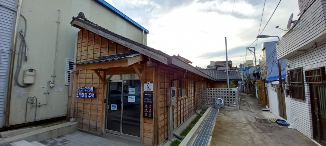 부산 남구 우암동 ‘소막마을 주택’이 국가등록문화재가 된 지 5년 만에 복원 작업을 끝내고 지난 6월 개관했다. 부산의 근현대 역사성과 서민들 삶터의 애환이 서린 근대 유산이다. ‘피란수도 부산 유산’이 유네스코 세계유산에 최종 등재되기 위해서는 소막마을에 대한 제대로 된 보존·관리 계획이 필요하다. 부산일보 DB