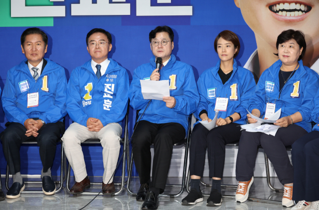 국회 과학기술정보방송통신위원회 국민의힘 간사인 박성중 의원이 4일 국회에서 포털 ‘다음’ 매크로 조작 관련 기자회견을 하고 있다(위). 더불어민주당 홍익표 원내대표가 4일 진교훈 강서구청장 보궐선거 후보 사무소에서 열린 현장 최고위원회의에서 발언하고 있다. 연합뉴스