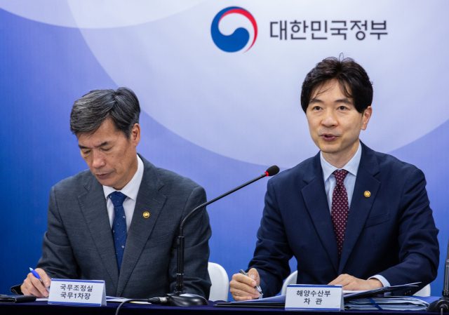 박성훈 해양수산부 차관(오른쪽)이 4일 오전 서울 종로구 정부서울청사에서 열린 후쿠시마 원전 오염수 방류 관련 일일 브리핑에 참석해 우리 해역·수산물 안전 관리 현황을 설명하고 있다. 연합뉴스