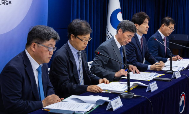 박성훈 해양수산부 차관(왼쪽 네 번째)이 4일 오전 서울 종로구 정부서울청사에서 열린 후쿠시마 원전 오염수 방류 관련 일일 브리핑에 참석해 우리 해역과 수산물 안전 관리 현황을 설명하고 있다. 연합뉴스 제공.